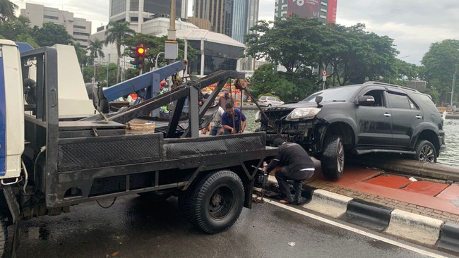 Pengendara mobil Fortuner kurang konsentrasi karena mengantuk menjadi alasan kendaraan tersebut tercebur ke kolam Bundaran Patung Kuda Arjuna Wiwaha.