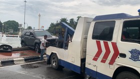 Mobil Fortuner Tercebur ke Kolam Bundaran Patung Kuda