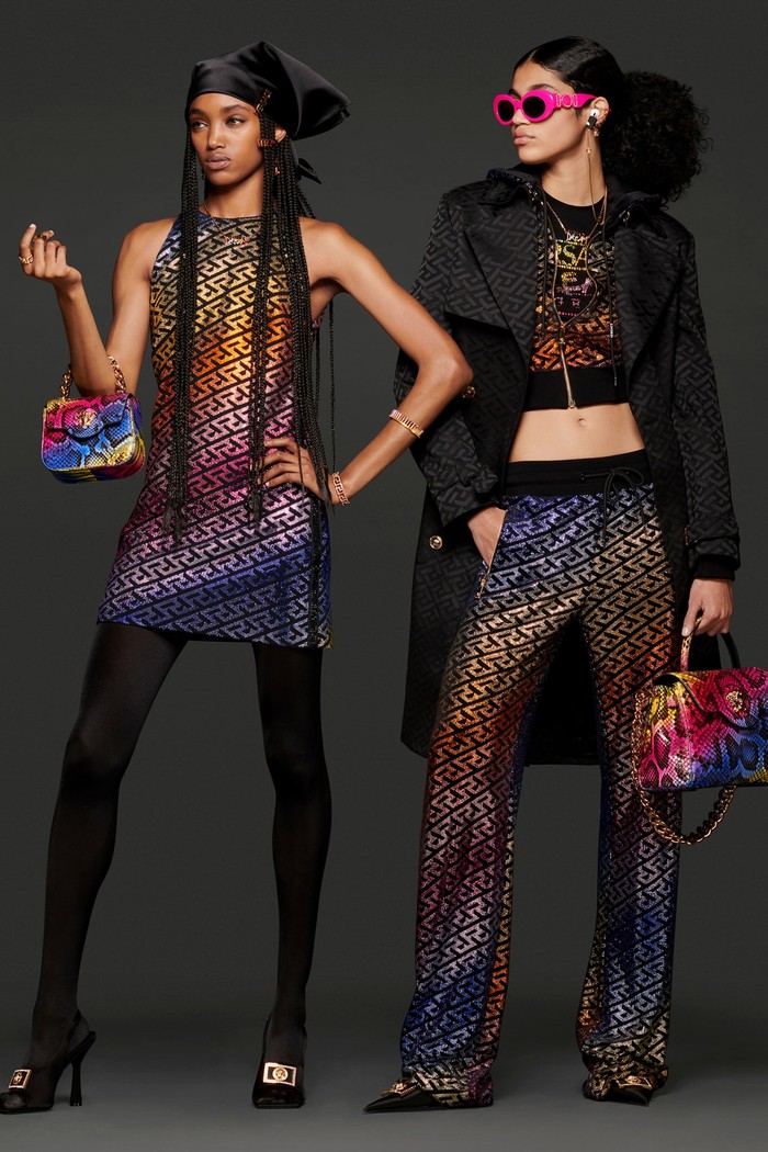 Tak hanya baroque, motif khas terbarunya yang bernama 'La Greca' turut digubah ke dalam mini dress, crop top dan flare pants. Foto: Courtesy of Versace