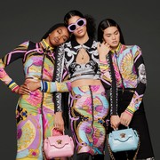 Bergaya Seksi dan Sassy ala Era Awal 2000 Jadi Inspirasi Koleksi Terbaru Versace