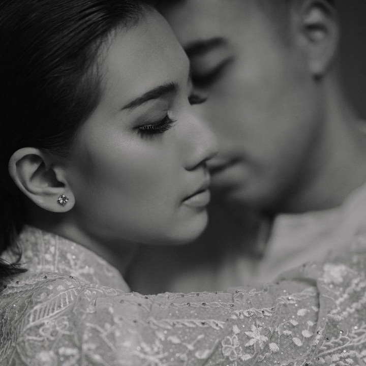 <p>Pre-wedding Vidi dan Sheila tetap terlihat romantis dengan nuansa klasik dari filter black and white, nih. Semoga dilancarkan hingga hari pernikahan ya! (Foto: Instagram @vidialdiano @antheiaphoto @willymulyadi27 @yoyomario)</p>
