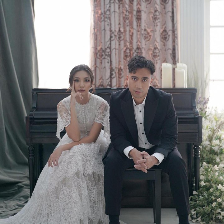 <p>Vidi Aldiano dan Sheila Dara Aisha semakin dekat menuju pelaminan. Keduanya baru saja melakukan sesi foto pre-wedding. (Foto: Instagram @sheiladaisha @antheiaphoto @willymulyadi27 @yoyomario)</p>