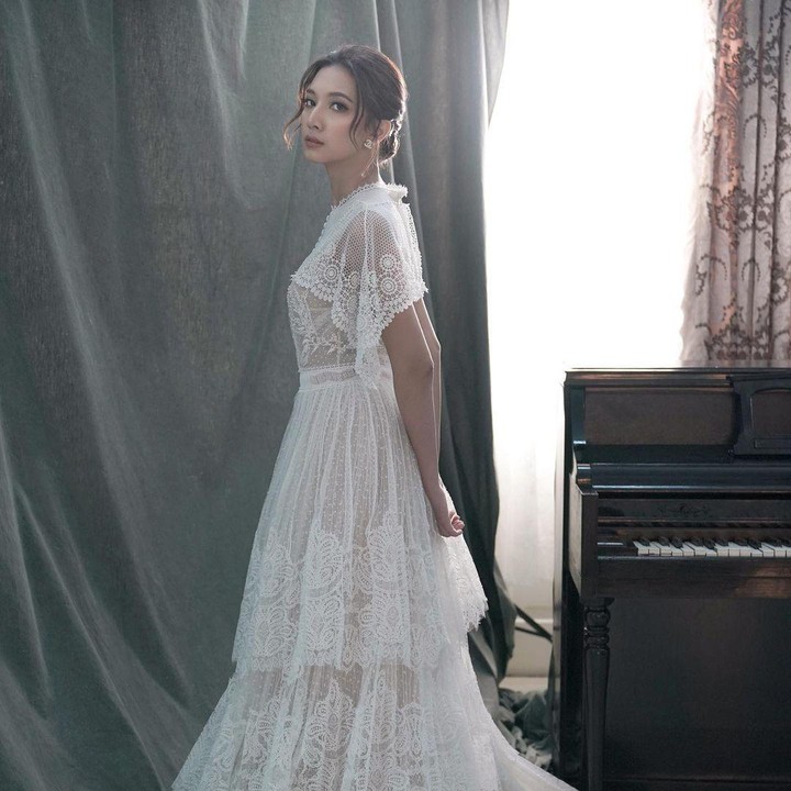<p>Sementara itu, Sheila Dara Aisha terlihat memesona dalam balutan<em> lace dress</em> berwarna putih. (Foto: Instagram @vidialdiano @antheiaphoto @willymulyadi27 @yoyomario)</p>