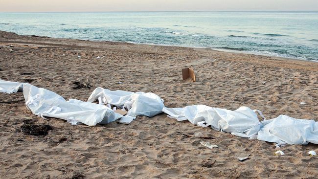 Kapal Tenggelam, 28 Migran Meninggal di Pantai Libya Setidaknya 28 mayat migran ditemukan di pantai Libya usai kapal yang mengangkut mereka disebut tenggelam beberapa hari lalu.