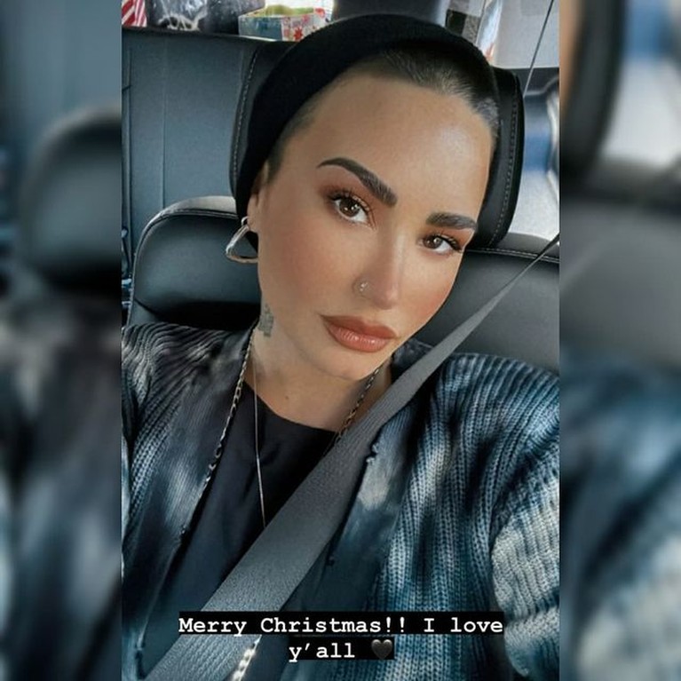 6 Penampilan Terbaru Demi Lovato dengan Rambut Botak Tak lama setelah mengaku sebagai non-biner, Demi Lovato tampil beda dan berani dengan rambut botak. Yuk intip potretnya!