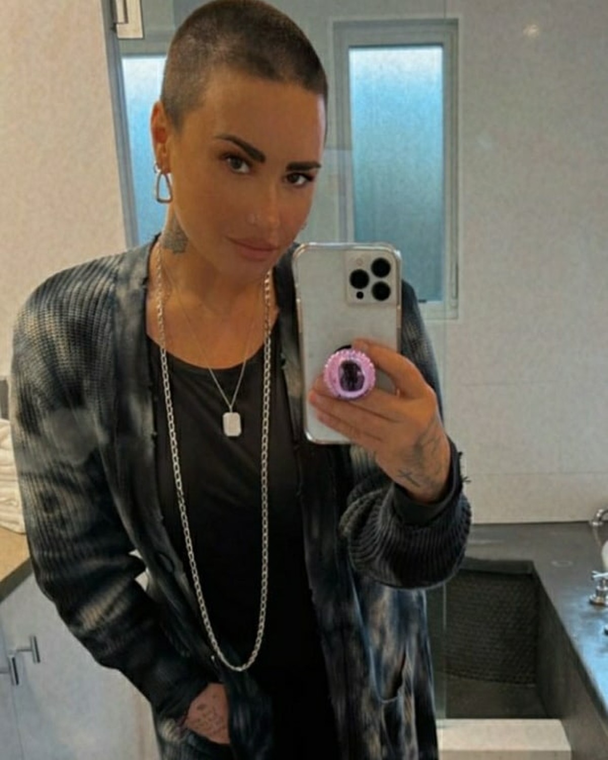 Tak lama setelah mengaku sebagai non-biner&comma; Demi Lovato tampil beda dan berani dengan rambut botak&period; Yuk intip potretnya&excl;