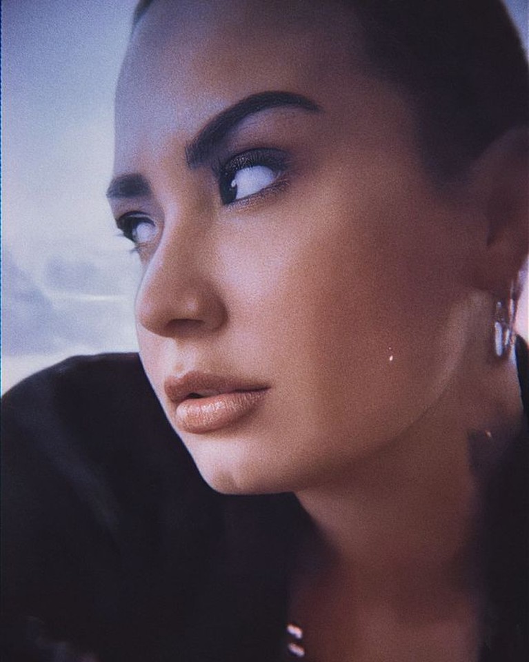 6 Penampilan Terbaru Demi Lovato dengan Rambut Botak Tak lama setelah mengaku sebagai non-biner, Demi Lovato tampil beda dan berani dengan rambut botak. Yuk intip potretnya!
