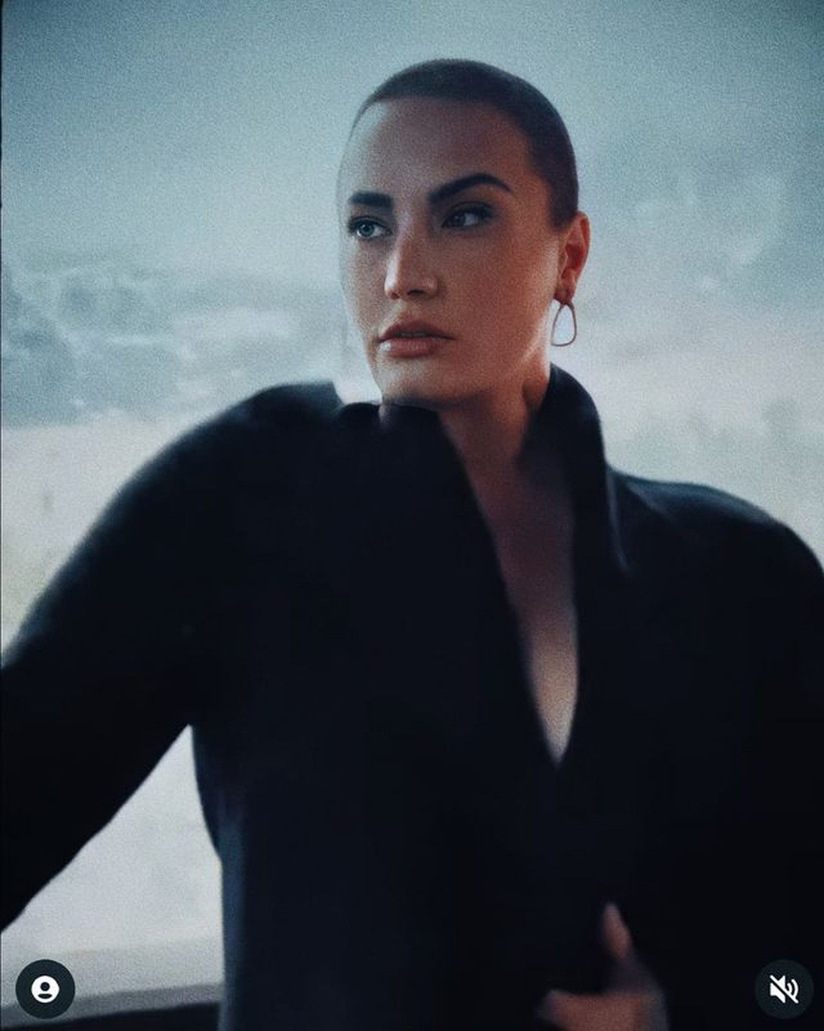 Tak lama setelah mengaku sebagai non-biner&comma; Demi Lovato tampil beda dan berani dengan rambut botak&period; Yuk intip potretnya&excl;