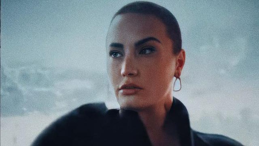 6 Penampilan Terbaru Demi Lovato dengan Rambut Botak Tak lama setelah mengaku sebagai non-biner, Demi Lovato tampil beda dan berani dengan rambut botak. Yuk intip potretnya!