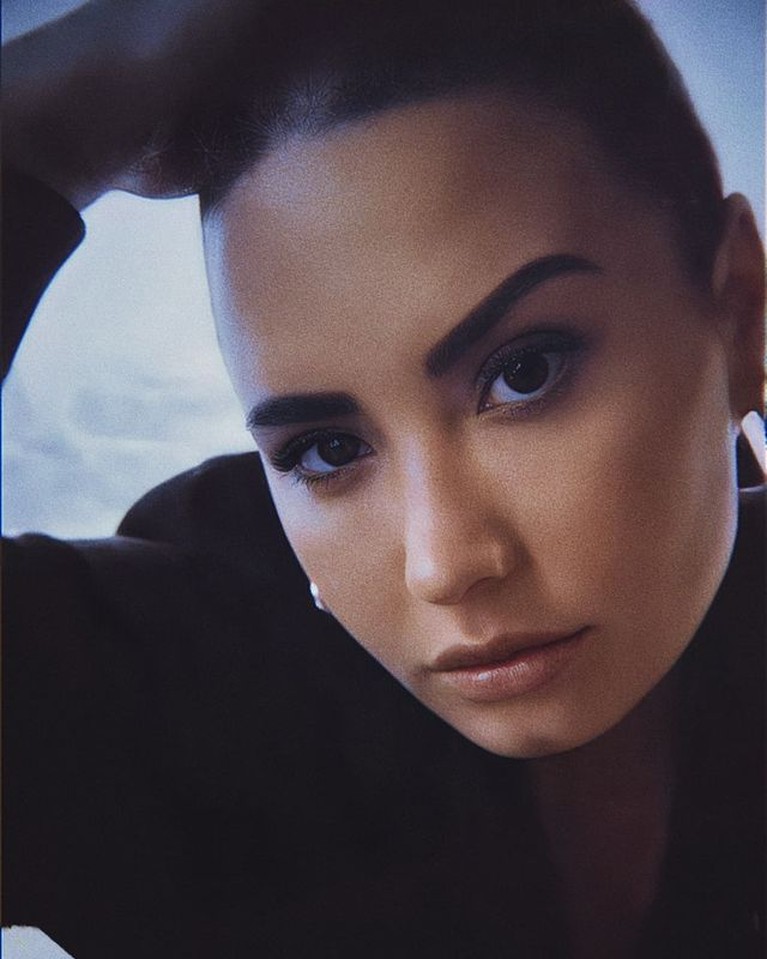Tak lama setelah mengaku sebagai non-biner, Demi Lovato tampil beda dan berani dengan rambut botak. Yuk intip potretnya!