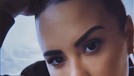 Tak lama setelah mengaku sebagai non-biner&comma; Demi Lovato tampil beda dan berani dengan rambut botak&period; Yuk intip potretnya&excl;