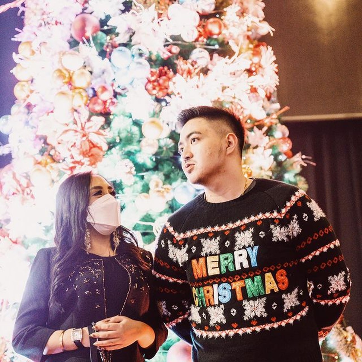 Salmafina dikabarkan dekat dengan Greivance Lumoindong putra pendeta&comma; mereka baru saja rayakan natal bareng&period; Yuk intip&excl;