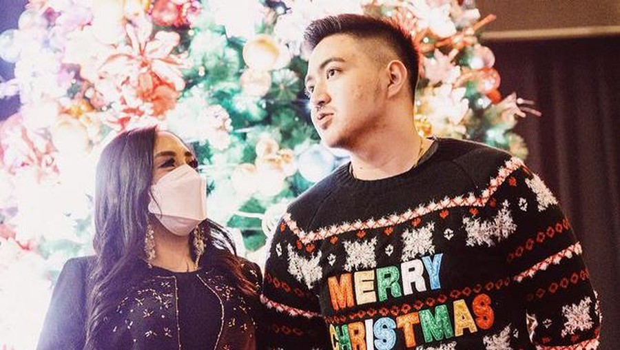Salmafina dikabarkan dekat dengan Greivance Lumoindong putra pendeta, mereka baru saja rayakan natal bareng. Yuk intip!
