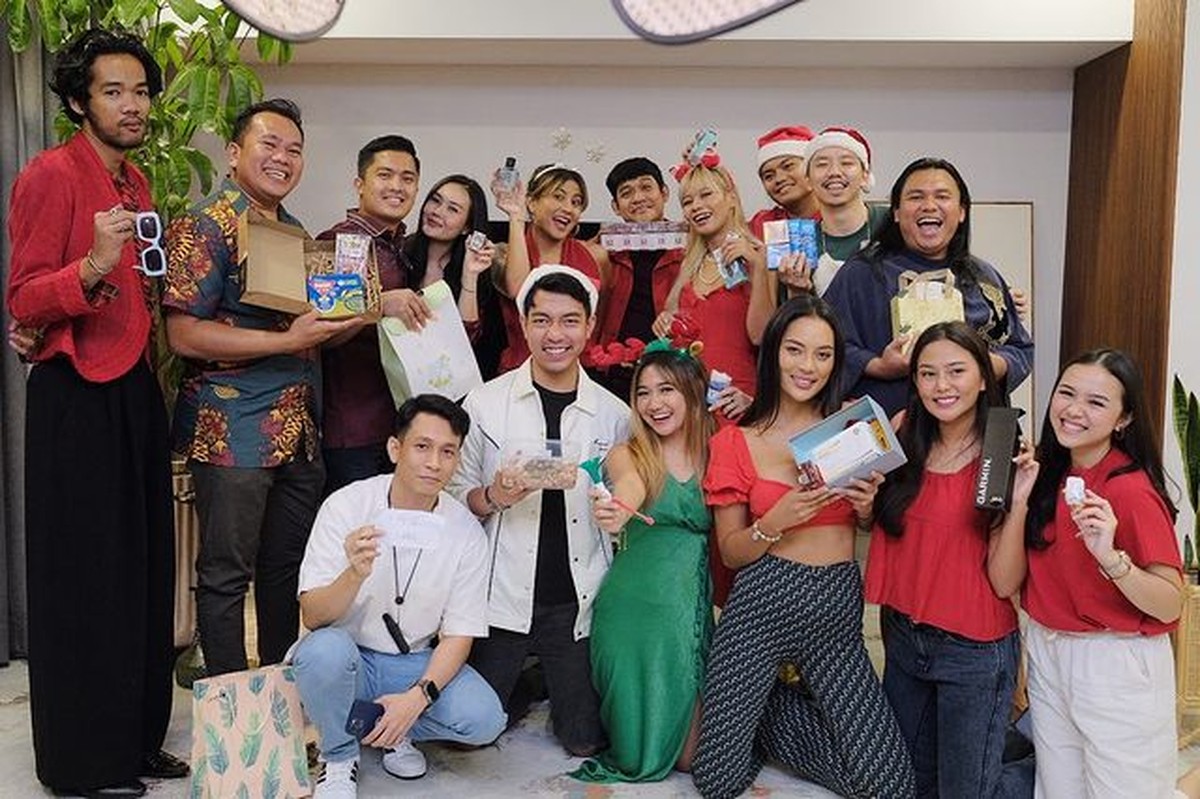 7 Potret Awkarin & Gangga Kusuma Rayakan Natal