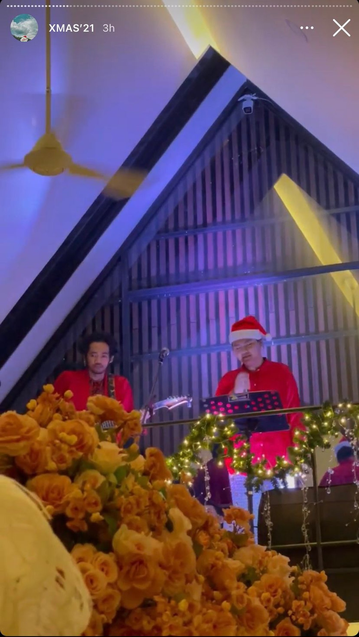 Awkarin dan tunangannya baru saja merayakan natal bareng&comma; sang tunangan yang beda agama diisukan mualaf&period; Yuk intip&excl;