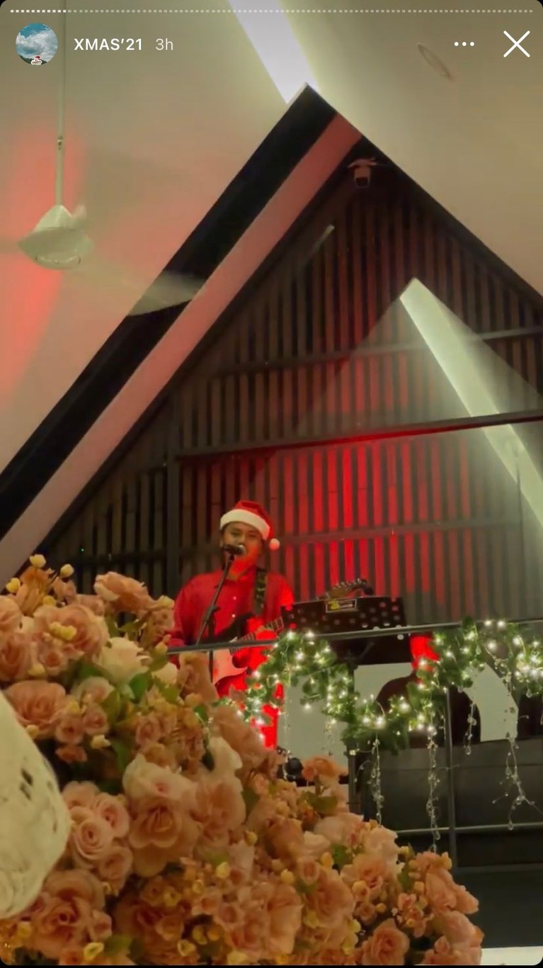 Awkarin dan tunangannya baru saja merayakan natal bareng, sang tunangan yang beda agama diisukan mualaf. Yuk intip!