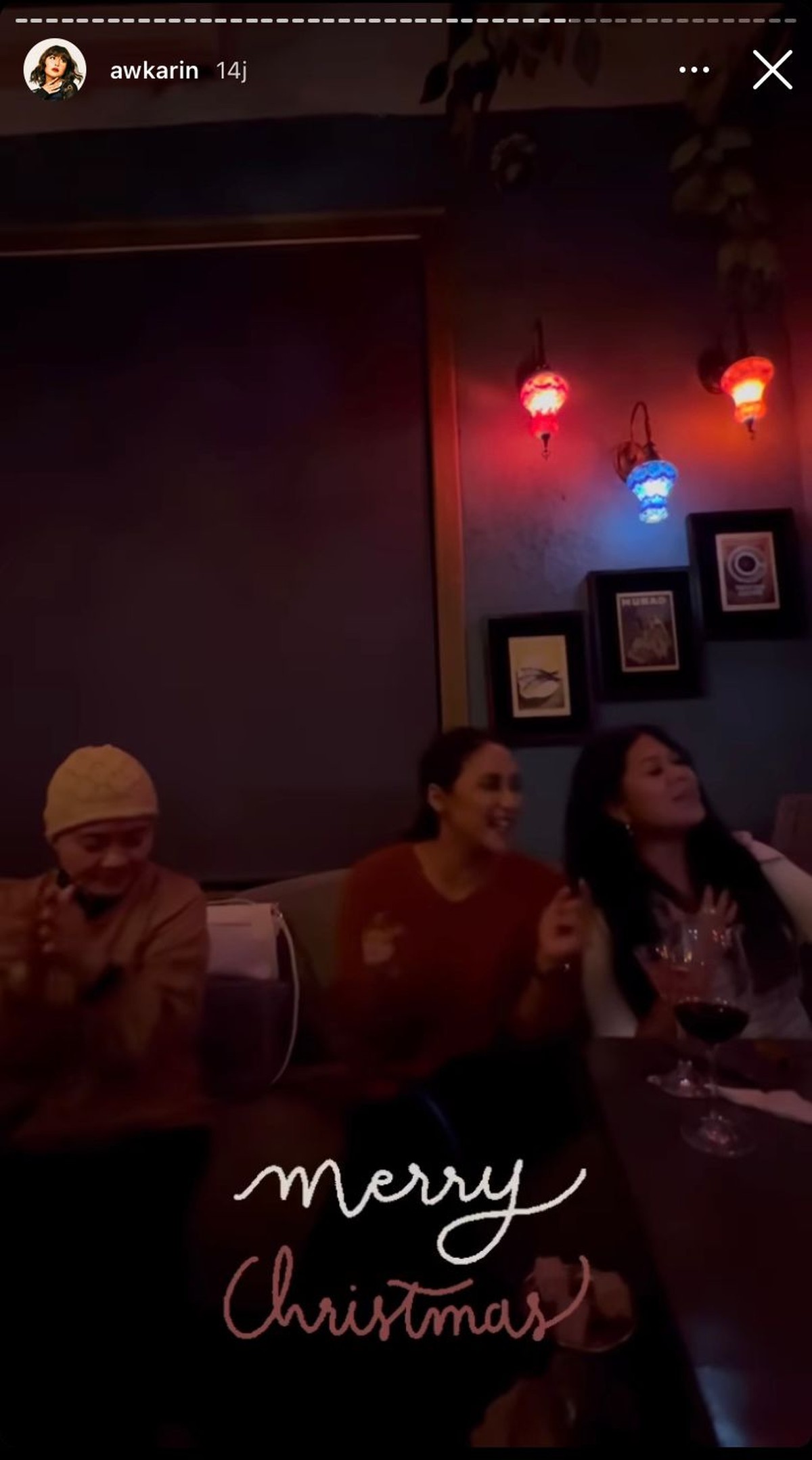 Awkarin dan tunangannya baru saja merayakan natal bareng&comma; sang tunangan yang beda agama diisukan mualaf&period; Yuk intip&excl;