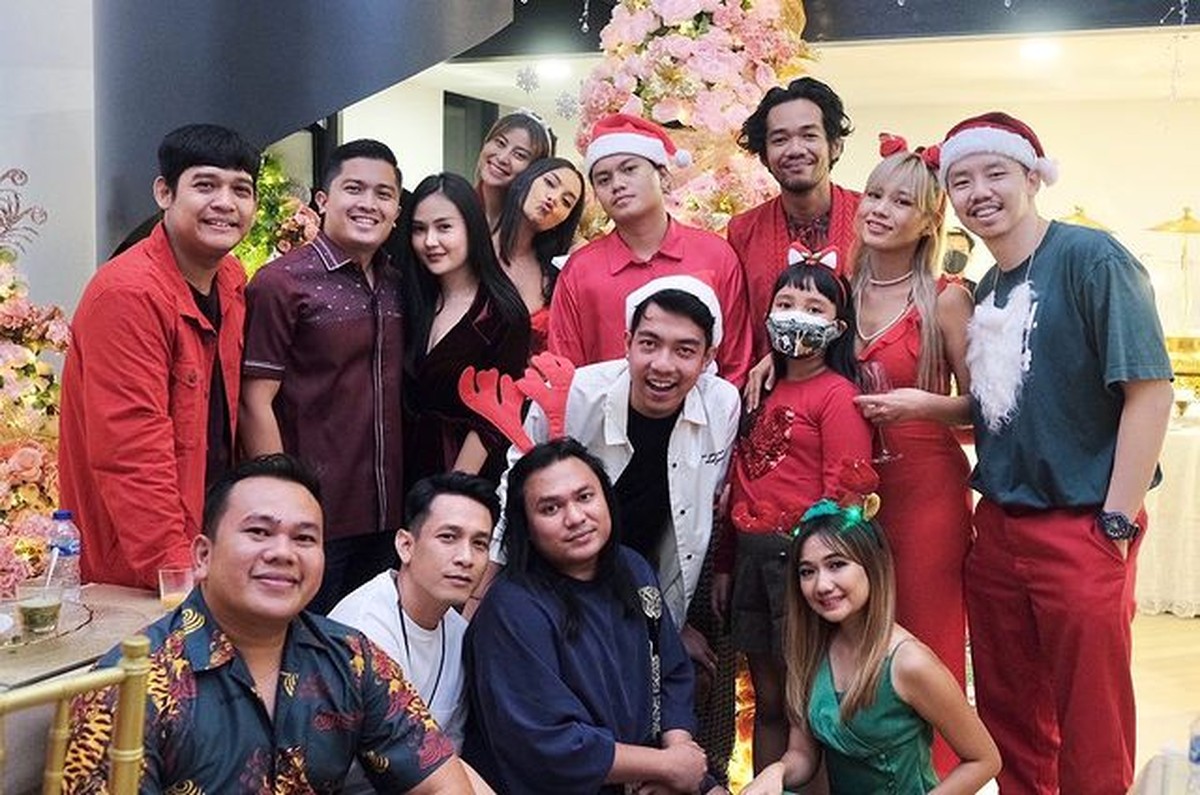 Awkarin dan tunangannya baru saja merayakan natal bareng&comma; sang tunangan yang beda agama diisukan mualaf&period; Yuk intip&excl;