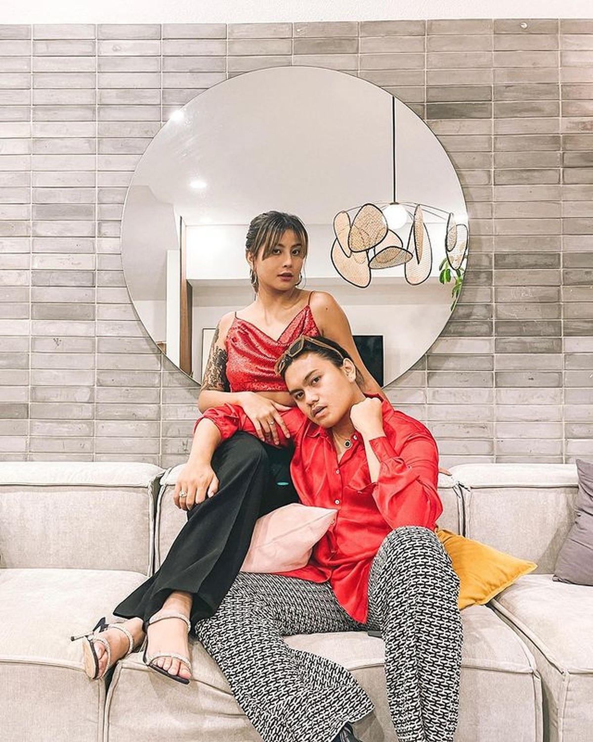 Awkarin dan tunangannya baru saja merayakan natal bareng&comma; sang tunangan yang beda agama diisukan mualaf&period; Yuk intip&excl;