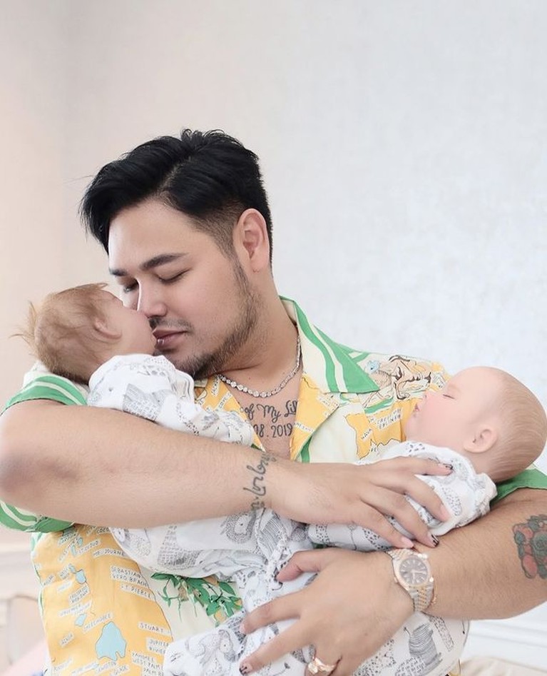 7 Potret Ivan Gunawan Momong Miracle dan Marvel Kedua Anaknya Bikin Heboh Ivan Gunawan memiliki dua anak boneka, Miracle dan Marvel yang bikin heboh. Yuk intip potret Ivan momong keduanya!