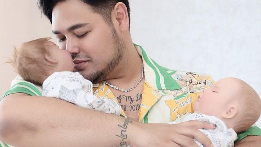 Ivan Gunawan memiliki dua anak boneka, Miracle dan Marvel yang bikin heboh. Yuk intip potret Ivan momong keduanya!