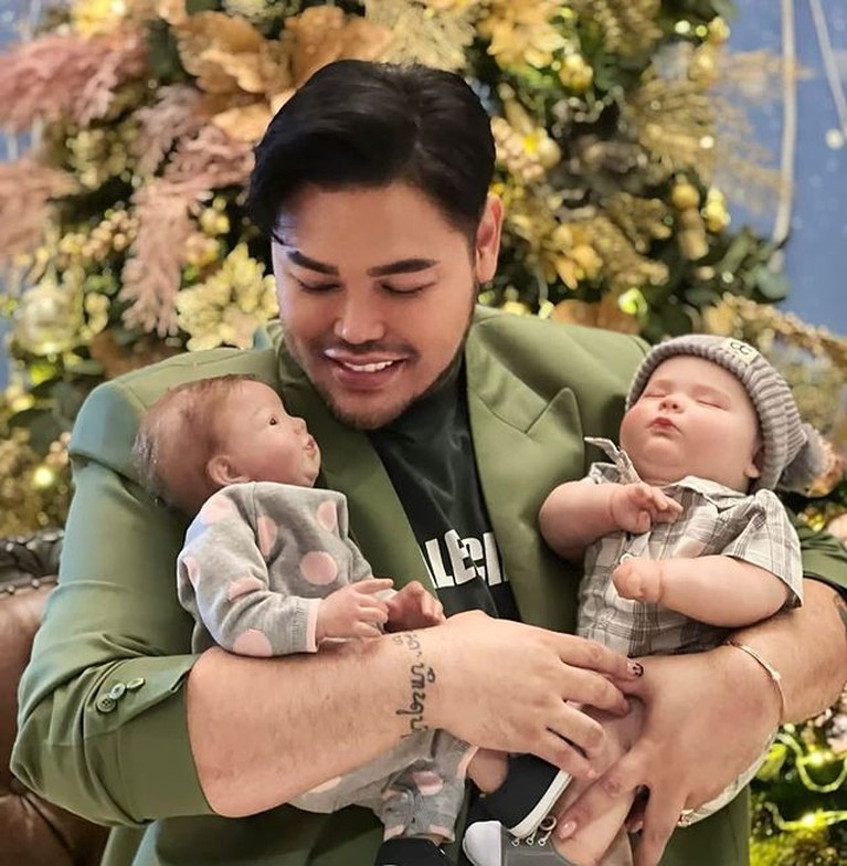7 Potret Ivan Gunawan Momong Miracle dan Marvel Kedua Anaknya Bikin Heboh Ivan Gunawan memiliki dua anak boneka, Miracle dan Marvel yang bikin heboh. Yuk intip potret Ivan momong keduanya!
