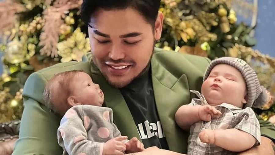 Ivan Gunawan memiliki dua anak boneka, Miracle dan Marvel yang bikin heboh. Yuk intip potret Ivan momong keduanya!