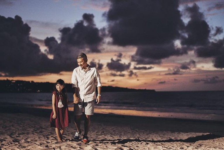 Gading Marten rayakan momen Natal bareng Gisella Anastasia dan Gempita di Bali bikin netizen baper. Yuk intip kebersamaan mereka!