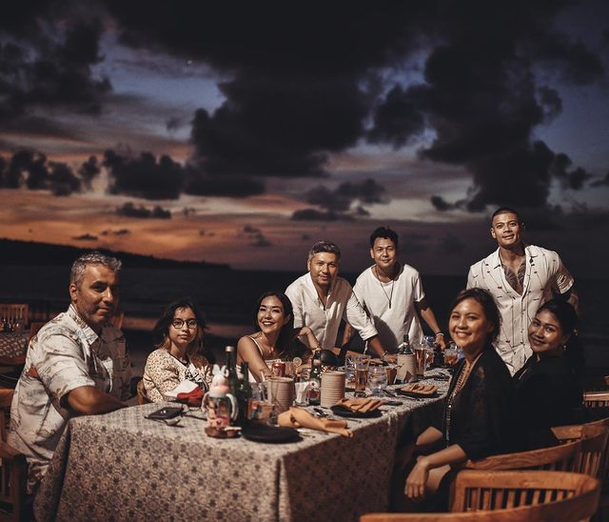 Gading Marten rayakan momen Natal bareng Gisella Anastasia dan Gempita di Bali bikin netizen baper&period; Yuk intip kebersamaan mereka&excl;