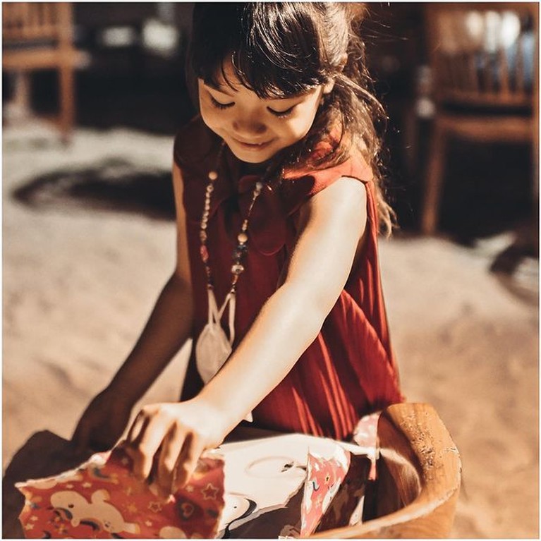 Gading Marten rayakan momen Natal bareng Gisella Anastasia dan Gempita di Bali bikin netizen baper. Yuk intip kebersamaan mereka!