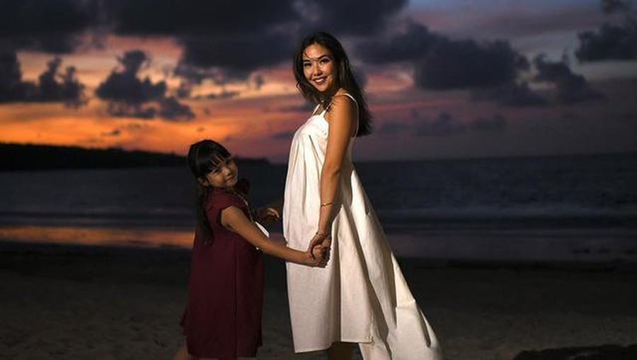 Gading Marten rayakan momen Natal bareng Gisella Anastasia dan Gempita di Bali bikin netizen baper. Yuk intip kebersamaan mereka!