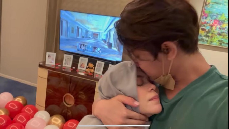 7 Potret Lesti Kejora Beri Kejutan Romantis untuk Rizky Billar Lesti Kejora memberikan kejutan romantis di sebuah kamar hotel merayakan anniversary untuk Rizky Billar. Yuk intip!