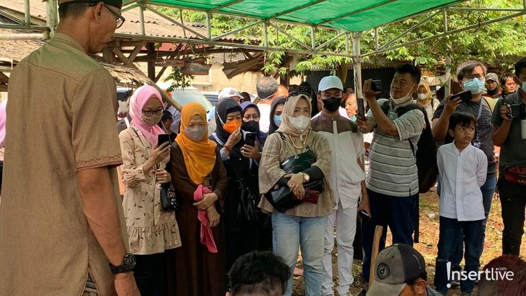 7 Potret Proses Pemakaman Aktor Senior Jimmy Gideon Aktor dan komedian senior Jimmy Gideon berpulang pada Minggu (26/12), yuk intip proses haru pemakamannya diiringi isak tangis!