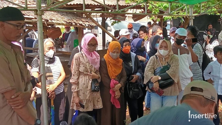 Aktor dan komedian senior Jimmy Gideon berpulang pada Minggu (26/12), yuk intip proses haru pemakamannya diiringi isak tangis!