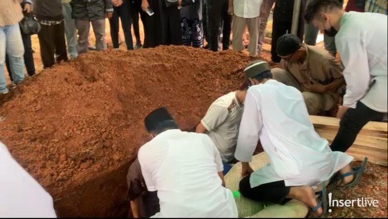 7 Potret Proses Pemakaman Aktor Senior Jimmy Gideon Aktor dan komedian senior Jimmy Gideon berpulang pada Minggu (26/12), yuk intip proses haru pemakamannya diiringi isak tangis!