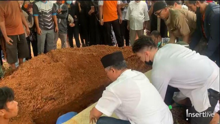 7 Potret Proses Pemakaman Aktor Senior Jimmy Gideon Aktor dan komedian senior Jimmy Gideon berpulang pada Minggu (26/12), yuk intip proses haru pemakamannya diiringi isak tangis!