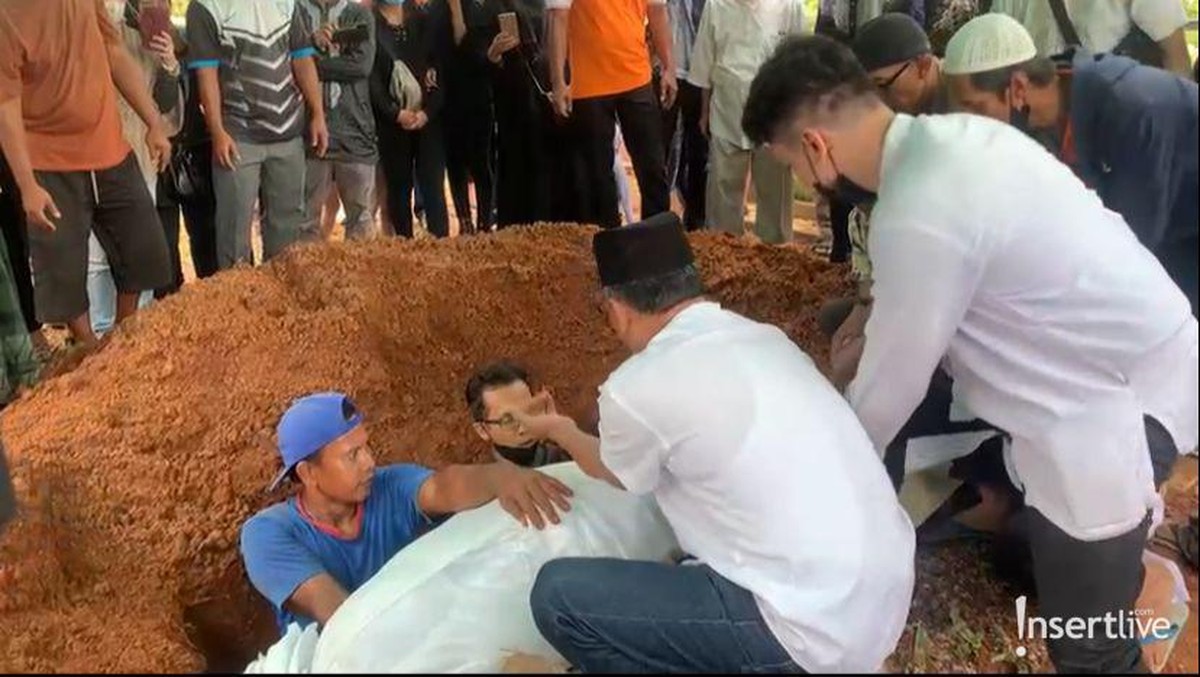 Aktor dan komedian senior Jimmy Gideon berpulang pada Minggu &lpar;26&sol;12&rpar;&comma; yuk intip proses haru pemakamannya diiringi isak tangis&excl;