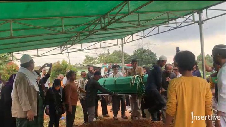 Aktor dan komedian senior Jimmy Gideon berpulang pada Minggu (26/12), yuk intip proses haru pemakamannya diiringi isak tangis!
