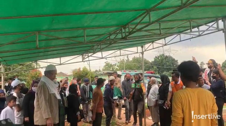 7 Potret Proses Pemakaman Aktor Senior Jimmy Gideon Aktor dan komedian senior Jimmy Gideon berpulang pada Minggu (26/12), yuk intip proses haru pemakamannya diiringi isak tangis!