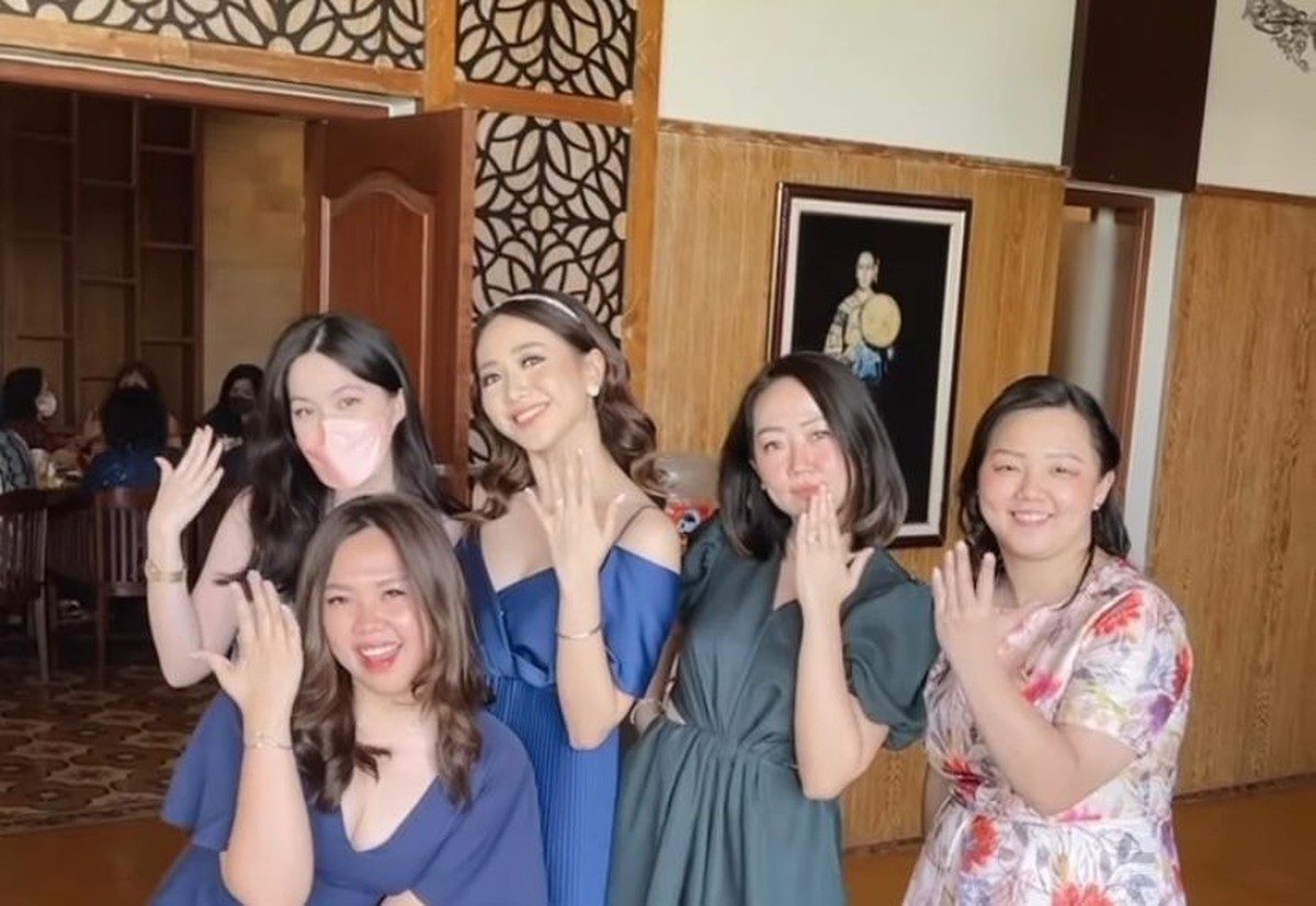 Kabar bahagia datang dari Shanju eks JKT 48 dan Jonatan Christie yang telah resmi bertunangan&period; Yuk intip potret mereka&excl;