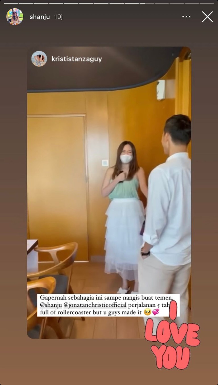 7 Potret Shanju Eks JKT 48 & Jonatan Christie yang Resmi Tunangan Kabar bahagia datang dari Shanju eks JKT 48 dan Jonatan Christie yang telah resmi bertunangan. Yuk intip potret mereka!