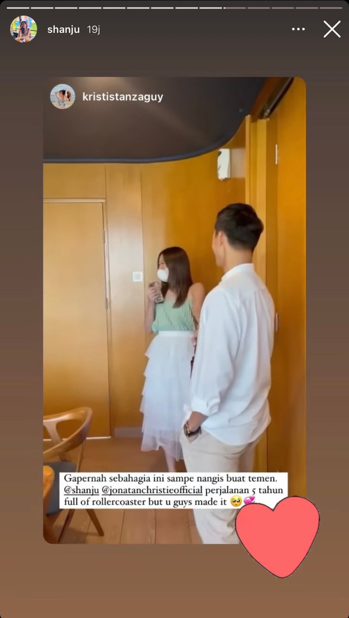 Kabar bahagia datang dari Shanju eks JKT 48 dan Jonatan Christie yang telah resmi bertunangan&period; Yuk intip potret mereka&excl;