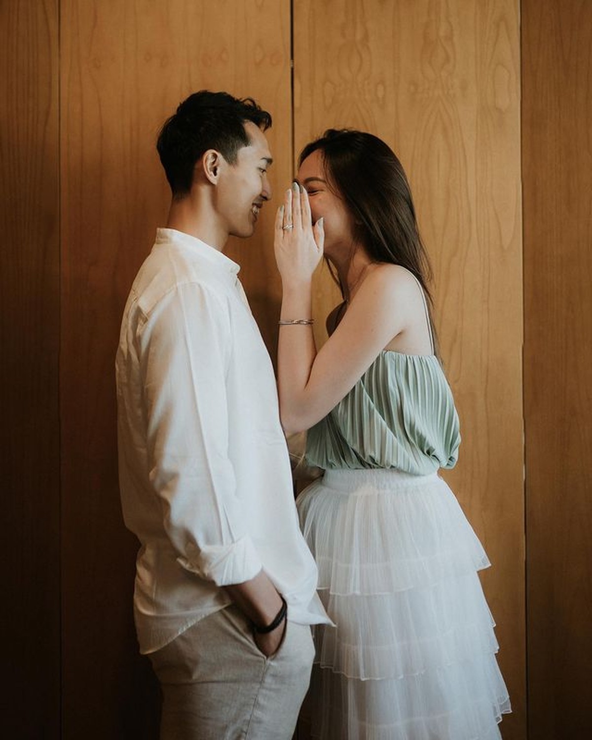 Kabar bahagia datang dari Shanju eks JKT 48 dan Jonatan Christie yang telah resmi bertunangan&period; Yuk intip potret mereka&excl;