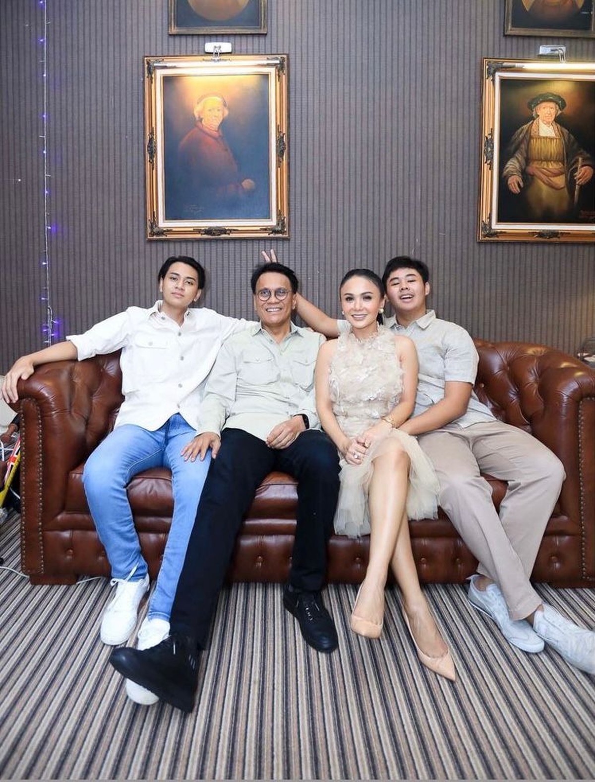 7 Potret Yuni Shara Rayakan Natal Bareng Mantan Suami Tuai Pujian