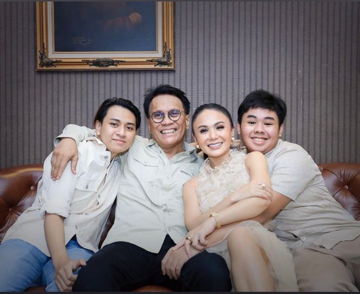 7 Potret Yuni Shara Rayakan Natal Bareng Mantan Suami Tuai Pujian