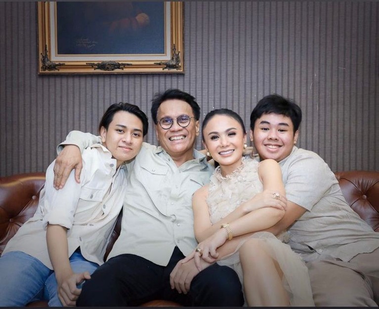 7 Potret Yuni Shara Rayakan Natal Bareng Mantan Suami Tuai Pujian 7 Potret Yuni Shara Rayakan Natal Bareng Mantan Suami Tuai Pujian