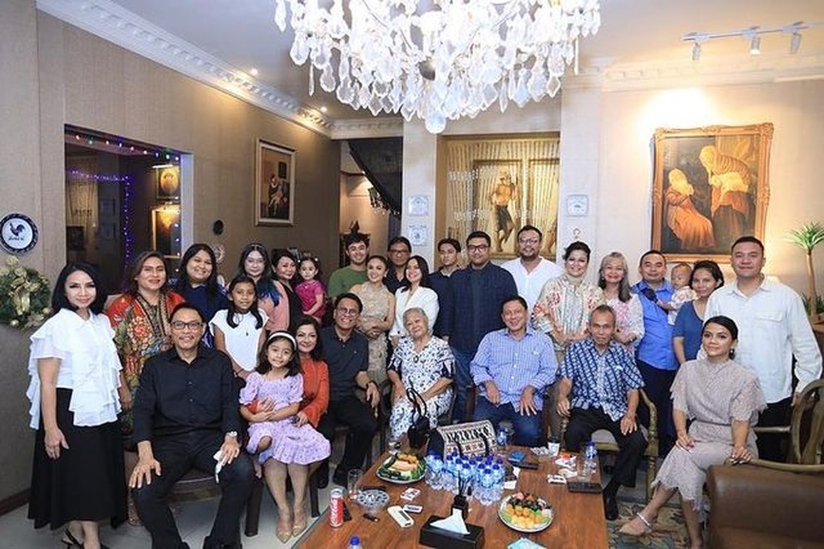 7 Potret Yuni Shara Rayakan Natal Bareng Mantan Suami Tuai Pujian