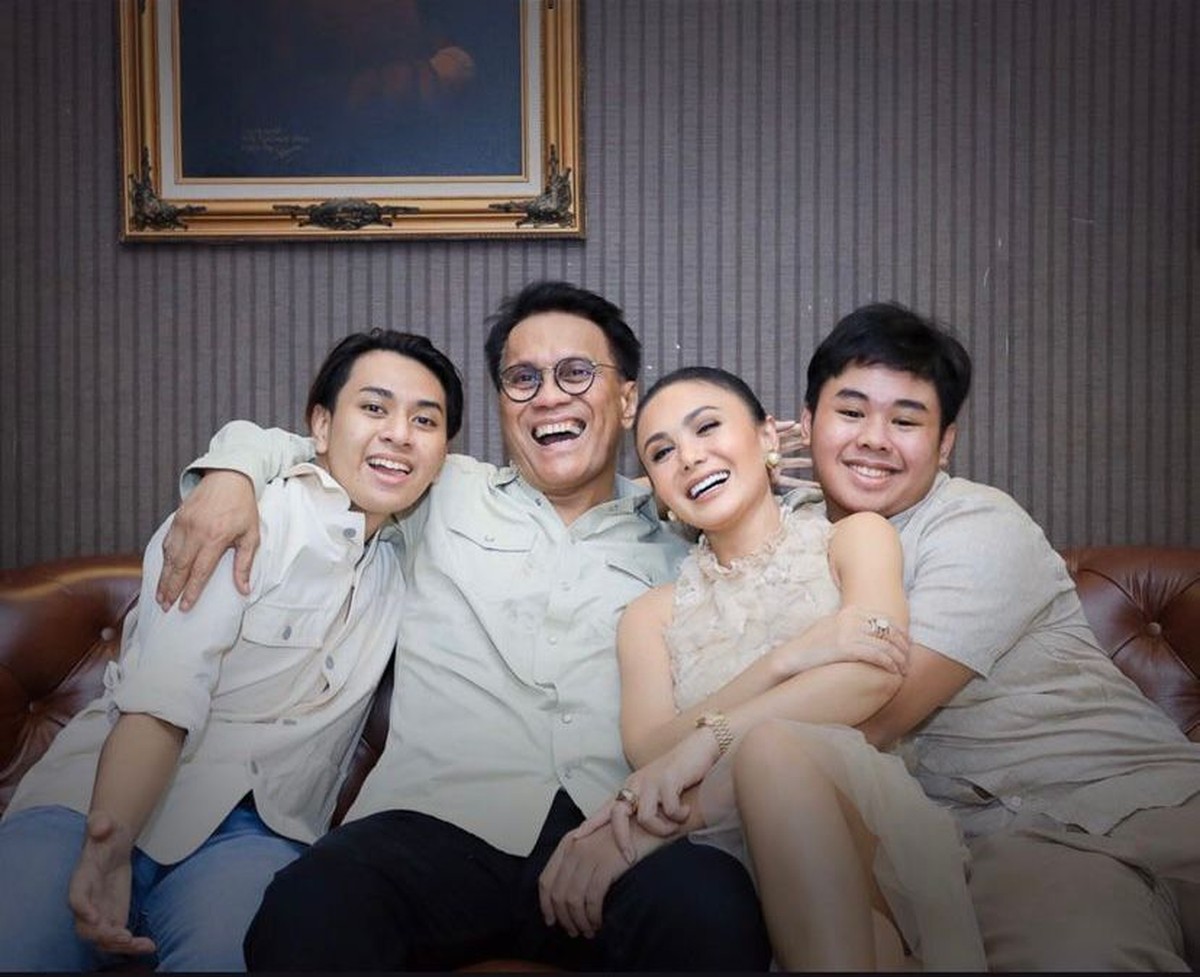 7 Potret Yuni Shara Rayakan Natal Bareng Mantan Suami Tuai Pujian