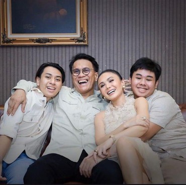 7 Potret Yuni Shara Ikut Rayakan Natal Bareng Mantan Suami yang Jadi Sorotan