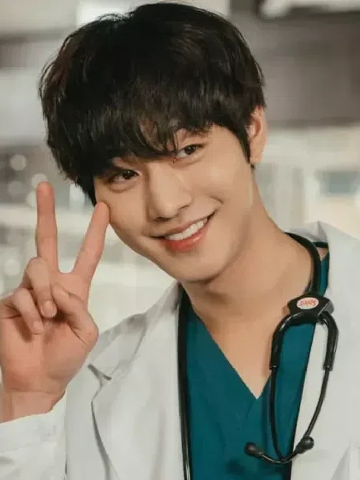 Lewat drama Dr. Romantic (2020), Ahn Hyo Seop bertransformasi menjadi sosok dokter cerdas bernama Seo Woo Jin. Meskipun mengalami masa-masa terpuruk, ia akhirnya bisa bangkit kembali./ Foto: soompi.com